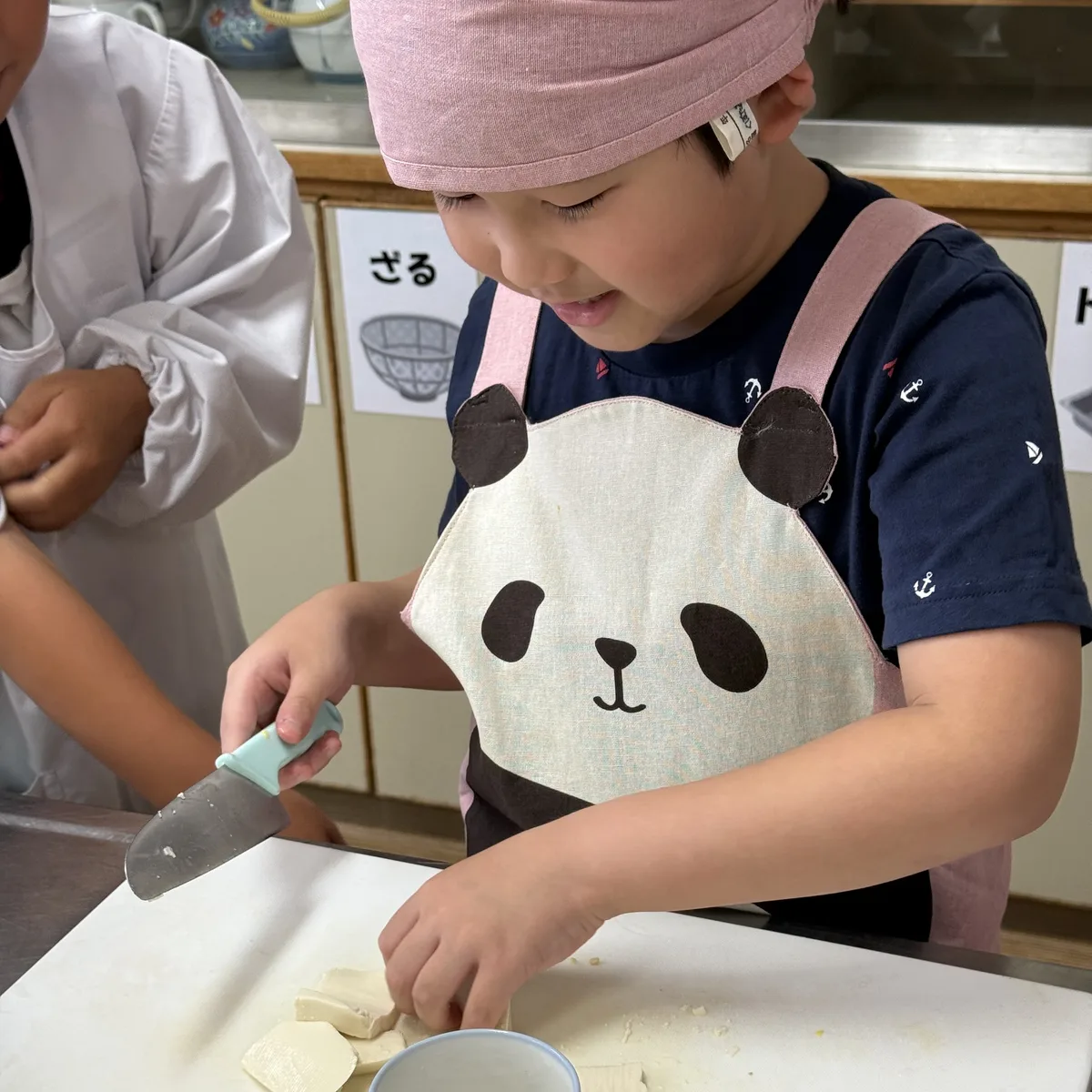 自分たちで考えながら調理する標準クラスの子どもたち