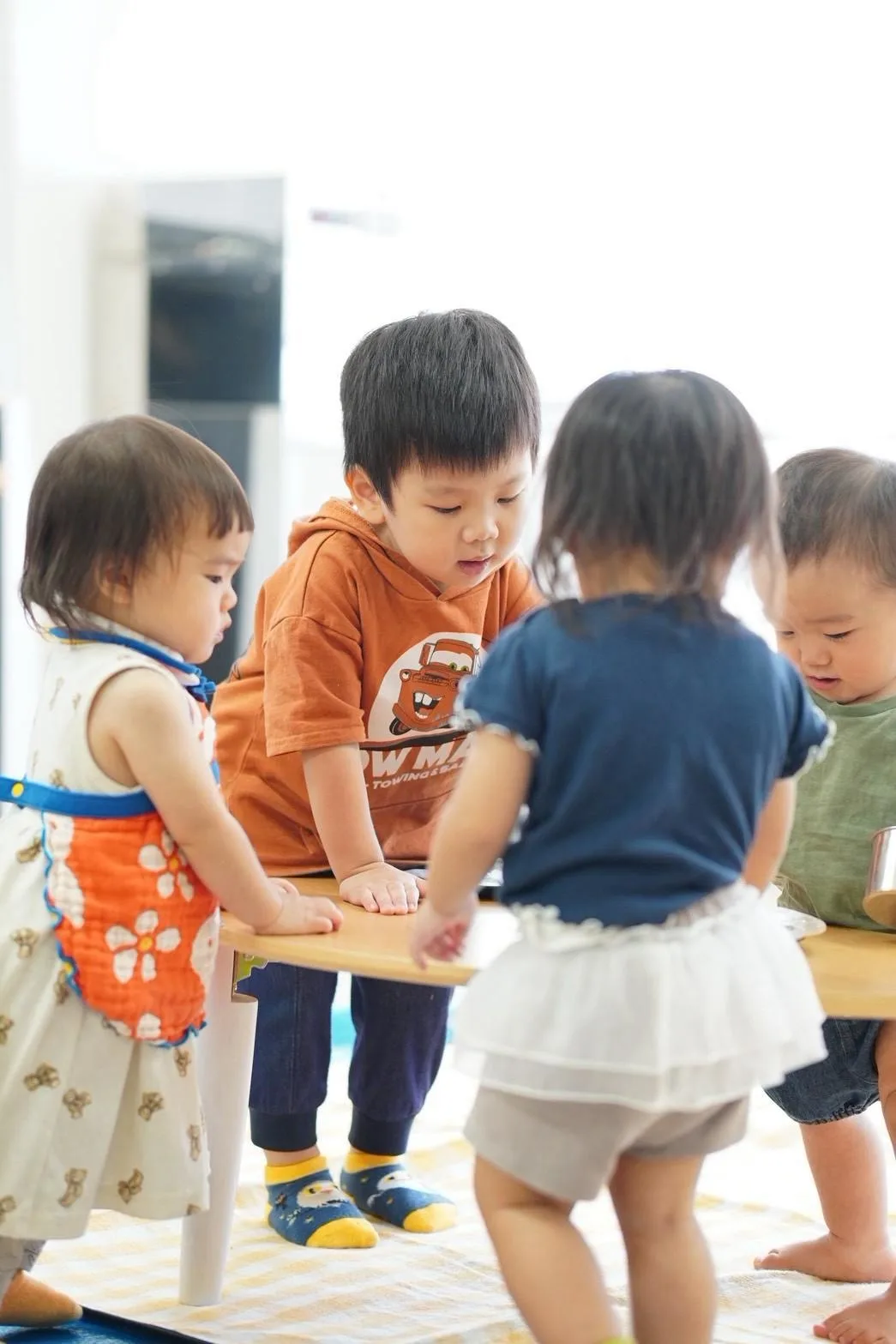 食材の香りや手触りを親子で楽しむ、たねクラスの子ども