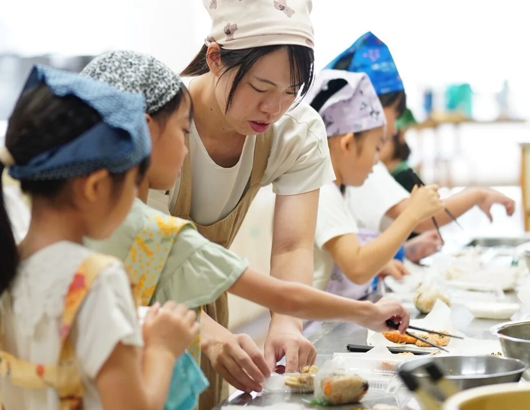 先生に見守られながら、子どもたちだけで調理する標準クラスの様子