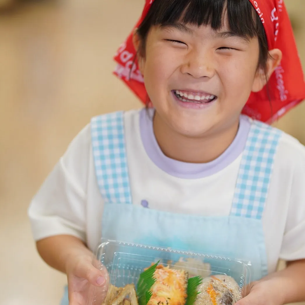 焼き色の違う料理を見比べ、試した結果から学ぶ二人の子ども