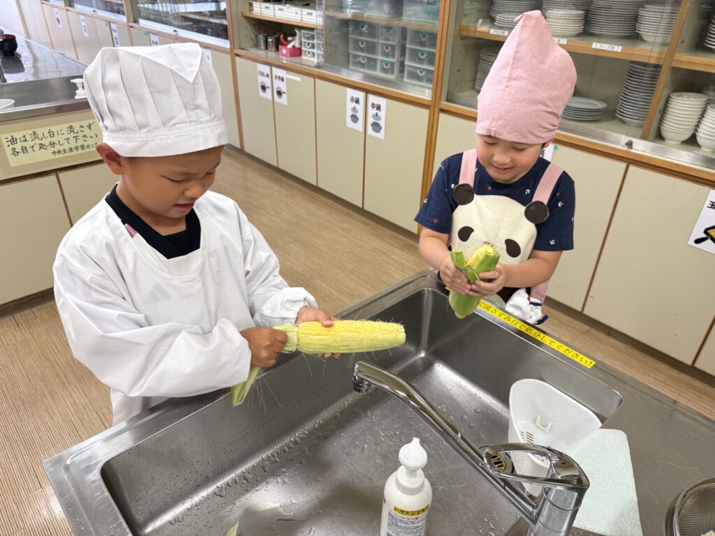 とうもろこしの皮をむく