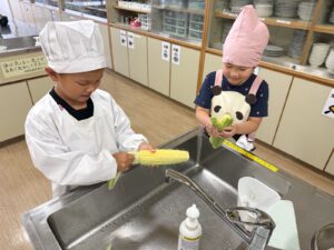 とうもろこしの皮をむく