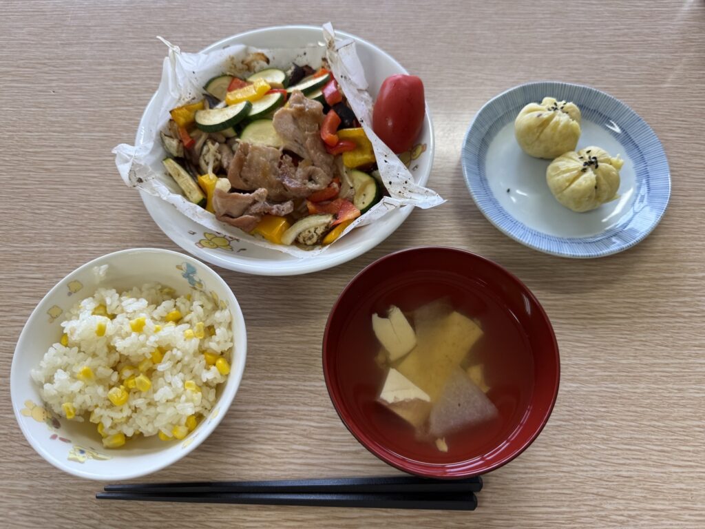 とうもろこしご飯と夏野菜を使った完成メニュー