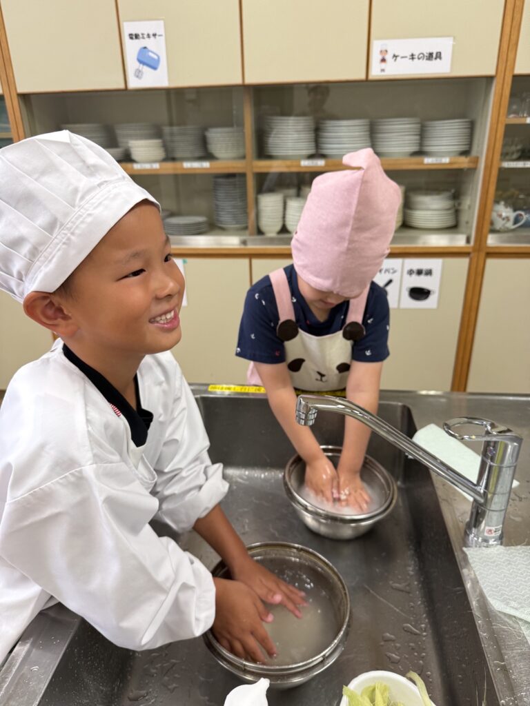 ボウルを使ってお米をとぐ子どもたち