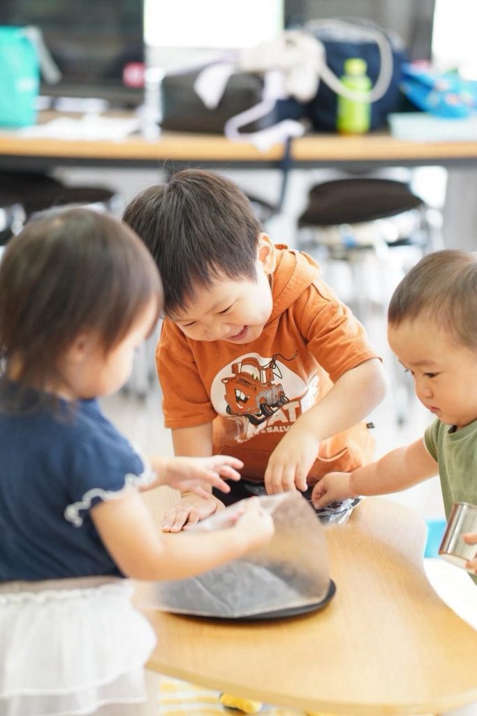 お米の粒を並べて見比べる子ども