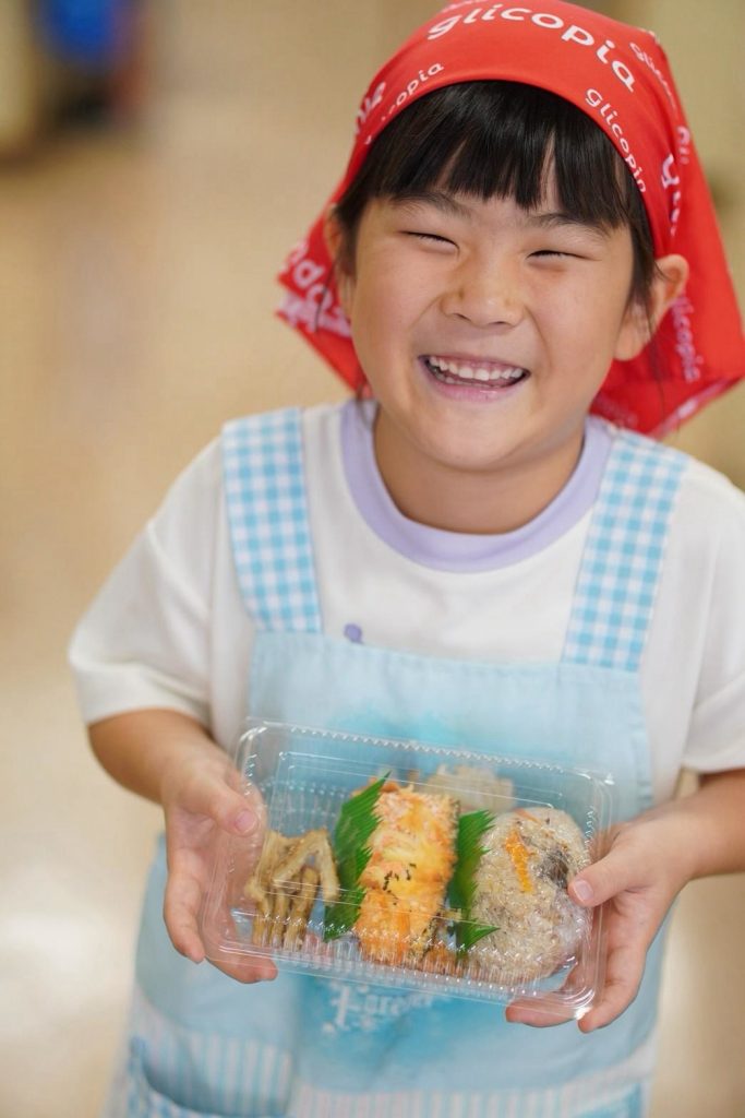 麺棒でごぼうを叩いてほぐす男の子と隣で見守るお友だち