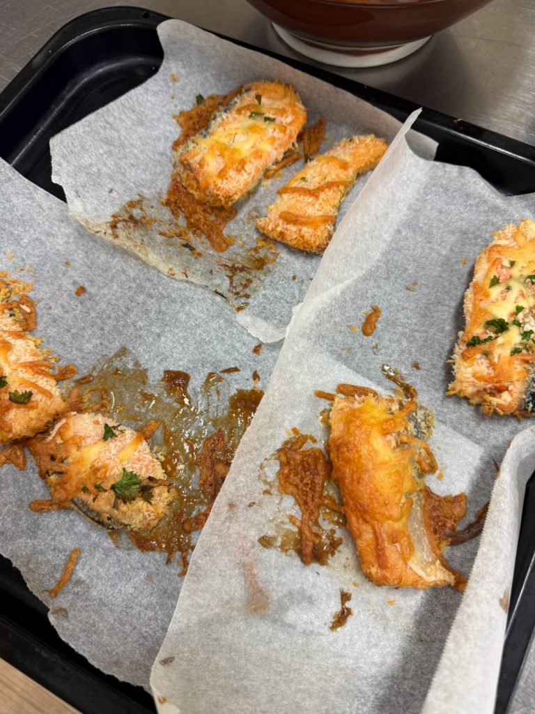こんがりと焼き上がったチーズ入りパン粉焼きの鮭