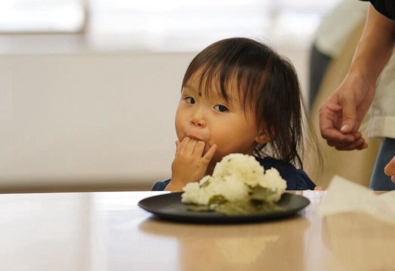 お米にふれるたねクラスの子ども
